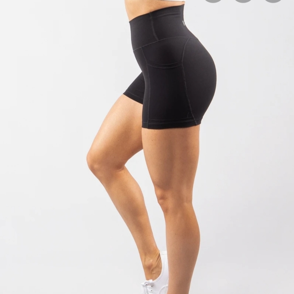 Buffbunny rosa pocket shorts in onyx